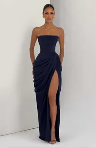 Elegante vestido de noche azul marino sin tirantes con pliegues y abertura alta