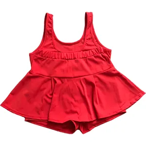 Ensemble de sport rouge deux pièces pour femme avec débardeur et jupe-culotte plissée