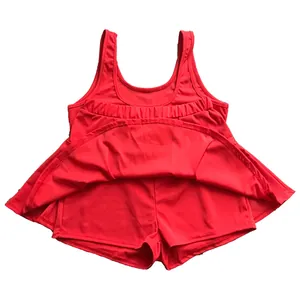 Gros plan sur une robe de sport rouge pour femmes avec short intégré de style skort