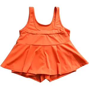 Ensemble de sport deux pièces orange vif avec débardeur ajusté et jupe-culotte plissée