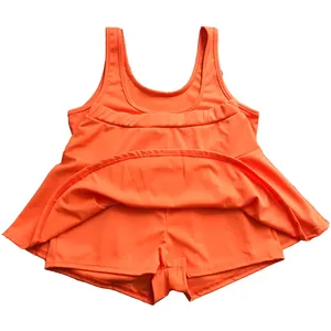Détail d'un ensemble deux pièces orange vif comprenant un débardeur de sport et un short