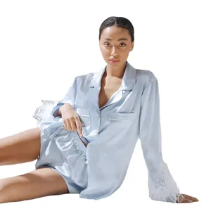 Ensemble de pyjama élégant en satin bleu clair avec plumes amovibles pour femme