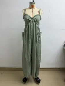 Ärmelloser Jumpsuit mit Spaghettiträgern, V-Ausschnitt und Rüschen in Unifarbe