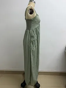 Seitenprofil eines ärmellosen Jumpsuits in Salbeigrün mit gesmoktem Oberteil