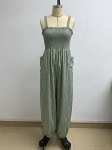 Rückansicht eines salbeigrünen Jumpsuits mit gesmoktem Oberteil für den Urlaub