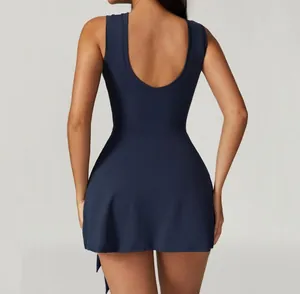 Achteraanzicht van een elegante marineblauwe fake-two-piece sportjurk met open rugpand