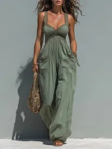 Elegante mono boho verde salvia sin mangas con delicados bordes de encaje y bolsillos