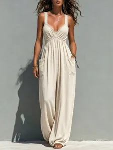 Detalle de un mono beige sin mangas con escote en V, encaje y bolsillos prácticos
