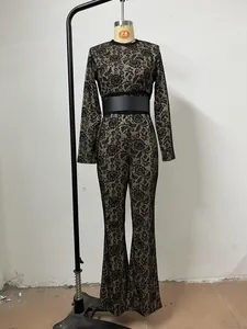 Elegante jumpsuit van zwart bloemenkant met riem en wijde pijpen voor een chique look
