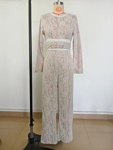 Volledig beeld van een elegante beige kanten jumpsuit met wijde pijpen op een professionele paspop