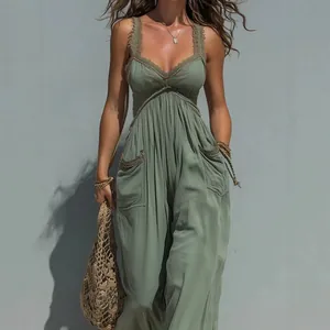 Elegante mono boho verde sin mangas con pernera ancha, ribete de encaje y bolsillos reales