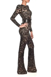 Gedetailleerd zijaanzicht van een elegante zwarte kanten jumpsuit met brede riem