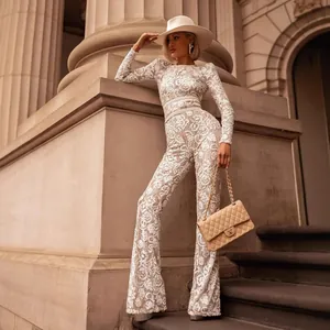 Elegante witte kanten jumpsuit voor dames, slanke pasvorm, glamoureuze stijl.