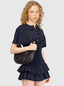 Abito polo blu navy con volant e colletto Peter Pan indossato da una modella f.
