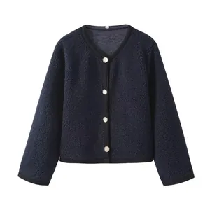 Donkerblauwe bouclé gebreide cardigan met metalen knopen en zwarte contrastbies.