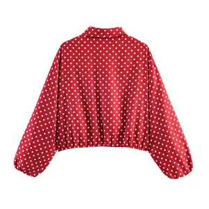 Vista trasera de chaqueta roja con lunares, mangas abullonadas y bajo elástico.