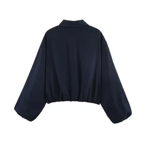 Vista posterior detallada de una chaqueta corta azul marino con mangas abullonadas y goma