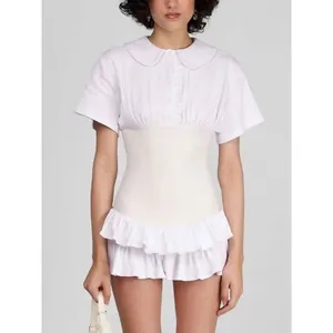 Elegante abito polo bianco con colletto Peter Pan e bordo a volant per le donne