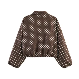 Vista trasera de chaqueta de lunares marrón y blanco con cuello de solapa y mangas abullonadas