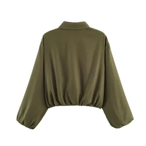 Vista trasera de una chaqueta elegante verde oliva para mujer con mangas abullonadas