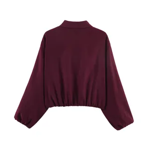 Vista posterior de chaqueta corta burdeos con mangas abullonadas y cuello solapa.