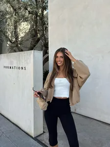 Chaqueta beige de moda con cremallera y mangas abullonadas usada por modelo afuera