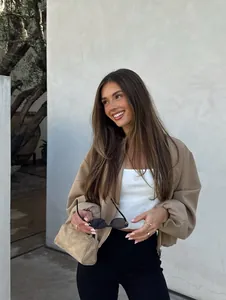 Chaqueta bomber de mujer caqui con cremallera y mangas abullonadas para moda de otoño casual