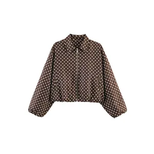 Chaqueta marrón de lunares a la moda con cremallera, mangas abullonadas y cuello de solapa