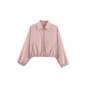 Elegante chaqueta rosa con cremallera, cuello de solapa y mangas abullonadas en fondo blanco.