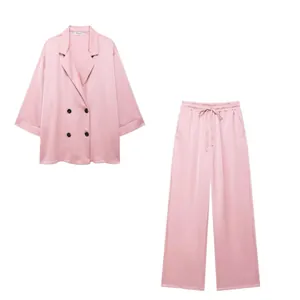 Elegantes rosa Zweiteiler-Set mit Crinkle-Stoff-Blazer und passender Kordelzug-Hose