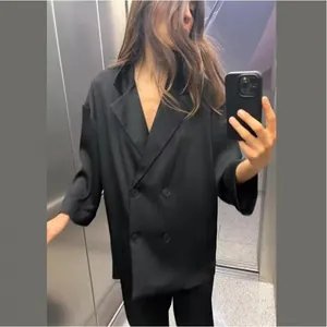 Elegantes schwarzes Damen-Set mit plissiertem Doppelreiher-Blazer und Hose