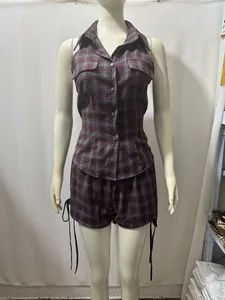 Vue détaillée de l'ensemble deux pièces à carreaux vintage avec chemise sans manches et short