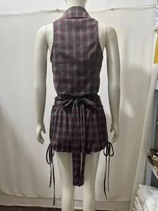 Vue arrière d'un ensemble écossais vintage avec haut sans manches et short à nouer