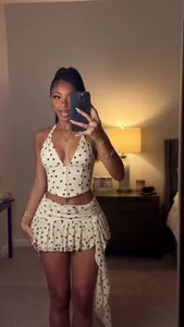 Ensemble sexy deux pièces en mousseline à pois avec haut licou et mini-jupe à volants