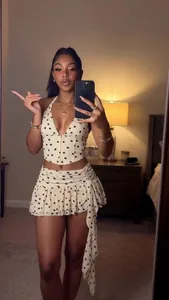 Ensemble deux pièces chic en mousseline à pois avec haut licou et mini-jupe à volants