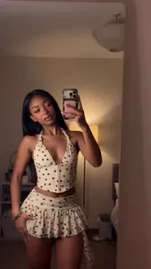 Ensemble deux pièces en mousseline à pois avec haut corset et mini-jupe à volants
