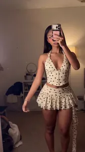 Ensemble deux pièces en mousseline à pois avec haut dos nu et mini-jupe à volants