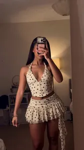 Ensemble deux pièces tendance en mousseline à pois avec haut licou et mini-jupe à volants.
