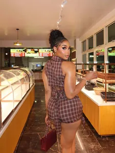 Ensemble deux pièces à carreaux vintage avec haut sans manches et short élastique