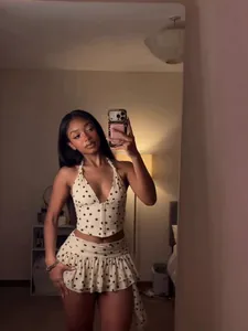 Ensemble chic deux pièces en mousseline à pois avec haut corset et mini-jupe à volants