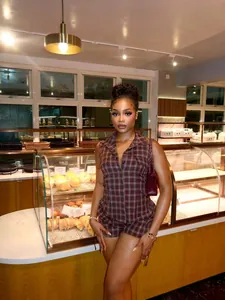 Ensemble deux pièces pour femme avec chemise sans manches et short à carreaux rétro chic