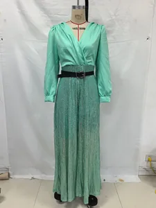 Elegantes Set aus minzgrüner Paillettenhose und schicker Langarmbluse mit V-Ausschnitt.