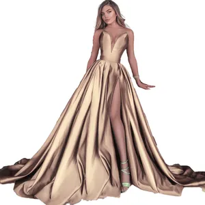 Elegante satijnen avondjurk in champagne met diepe V-hals en een stijlvolle hoge split.