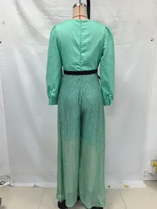 Rückansicht eines eleganten minzgrünen Pailletten-Jumpsuits mit langen Ärmeln und weitem Bein