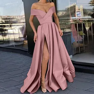 Detailansicht eines eleganten rosa Satin-Abendkleides mit schulterfreiem Design und Beinschlitz