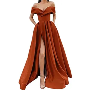 Elegantes, schulterfreies Abendkleid aus satiniertem Satin in Burnt Orange mit Beinschlitz
