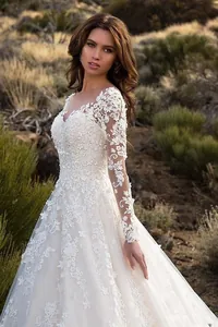 Robe de mariée élégante en dentelle à manches longues et épaules dénudées avec broderies