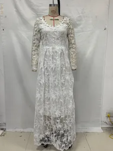Vue frontale d'une élégante robe de mariée blanche en dentelle à manches longues sur mannequin