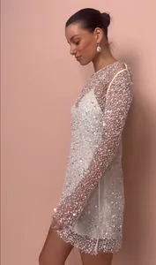 Seitenansicht zeigt die elegante Textur des weißen Pailletten-Netzkleids mit Arm.