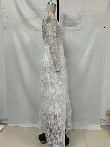 Détail de profil d'une robe de mariée blanche à manches longues avec dentelle florale